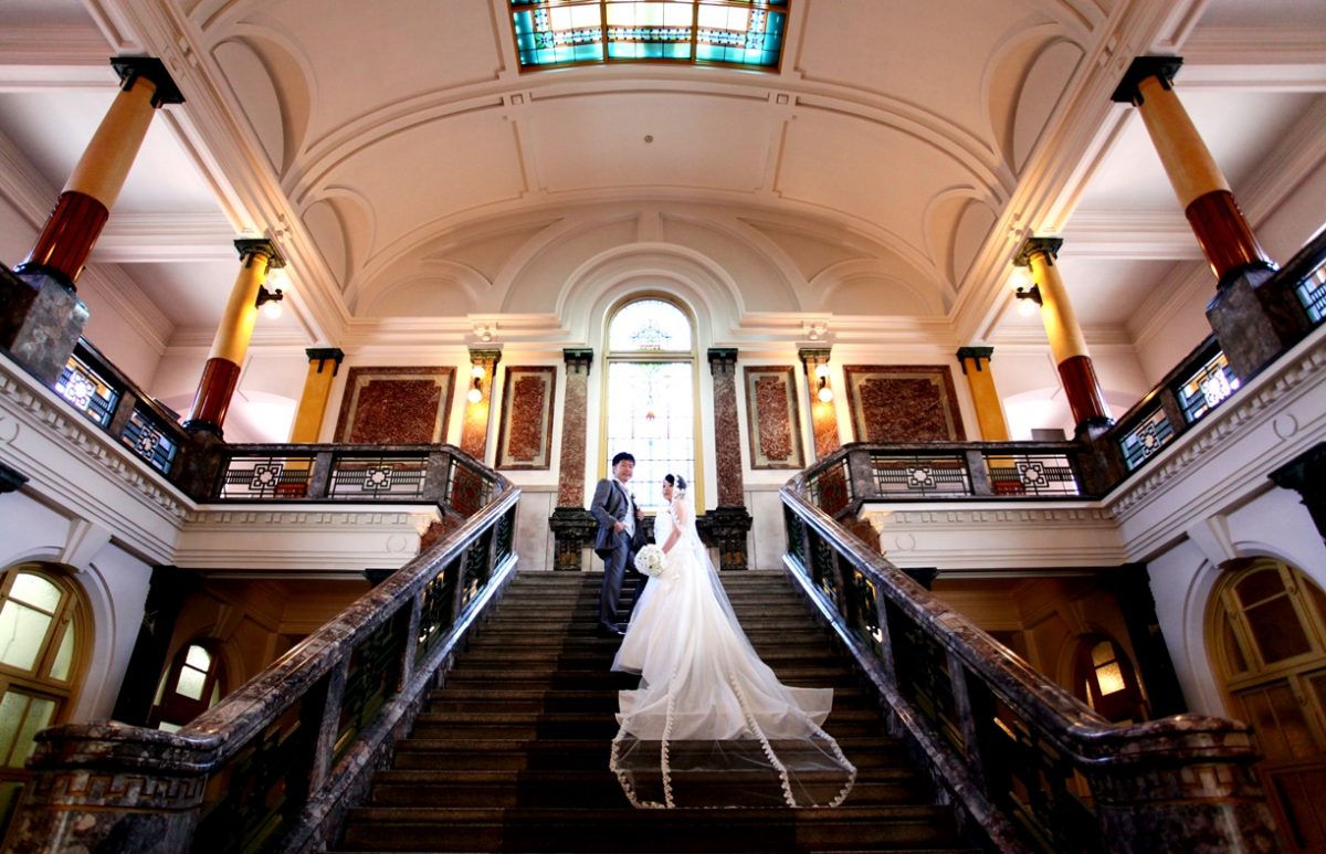 大階段での迫力ある前撮り撮影