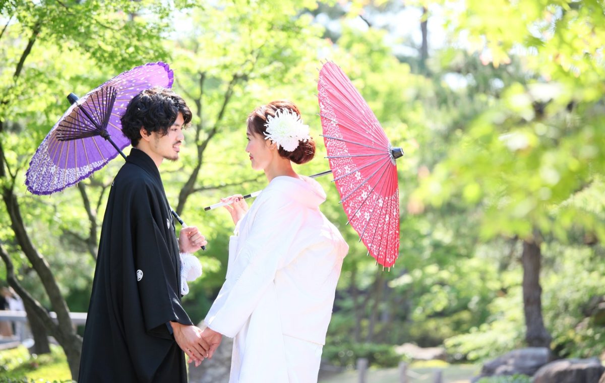 見つめ合う表情に雰囲気のあるおふたり