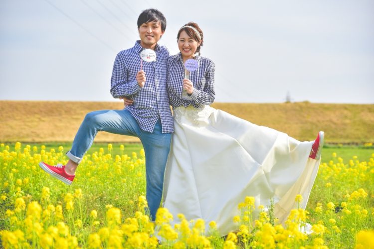 お揃いのチェックのシャツでコーディネートした二人らしい前撮り写真