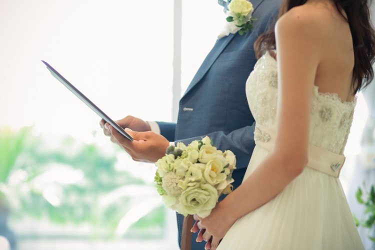 誓いの言葉を読み上げている新郎新婦