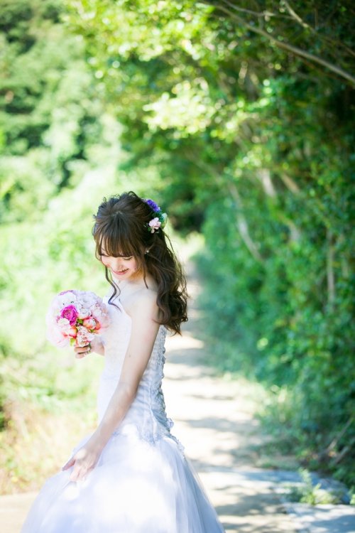 佐久島の緑の中で撮った新婦一人の写真