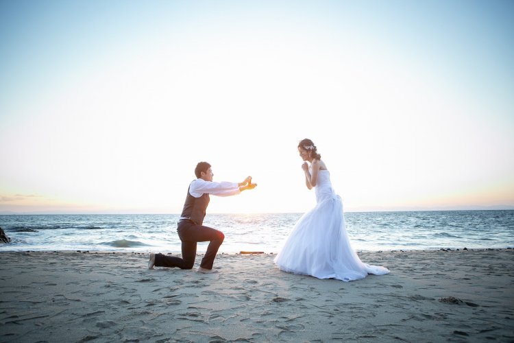 パカットひらいた箱から飛び出すエンゲージリング。