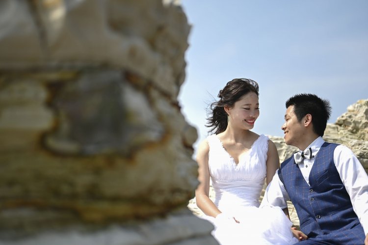 見つめ合う新郎新婦