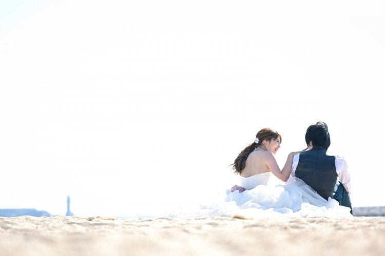 とっても仲良しな微笑み合う新郎新婦