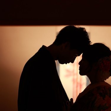 おでこを合わせる新郎新婦シルエット
