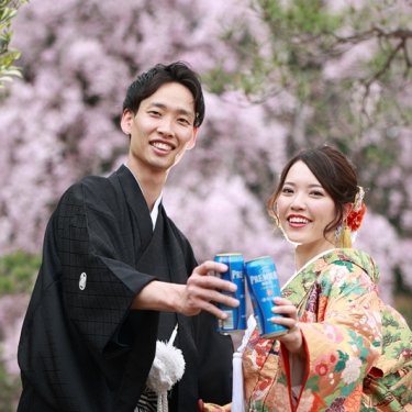 ビールで乾杯♡桜の時期だからこそ鮮やかなフォトウェディング♡