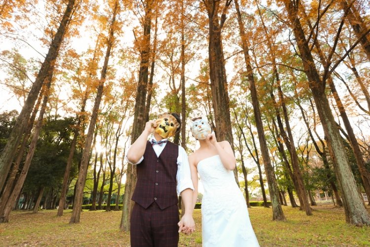紅葉の庄内緑地公園とカップル