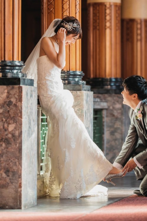 靴を履かせてもらうシーン