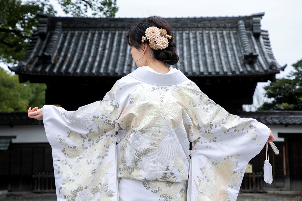 綺麗な白無垢とカッコいい大門