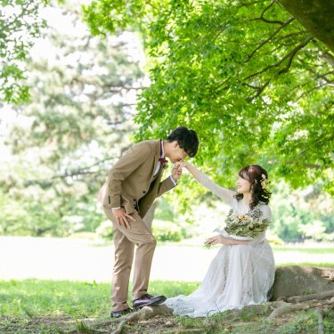 新婦の手にキス