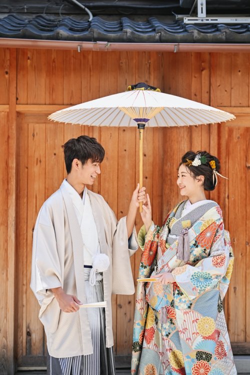 和傘の下で見つめ合うお二人