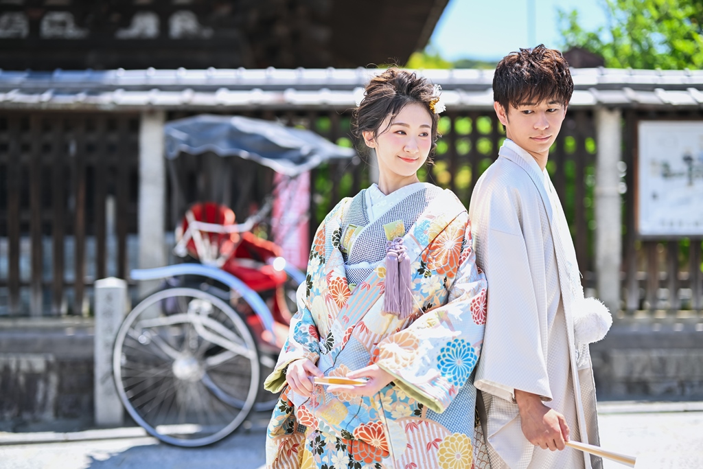 背中合わせをするお二人