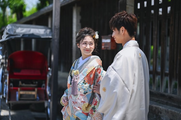 見つめ合うお二人の自然体なフォトウェディング