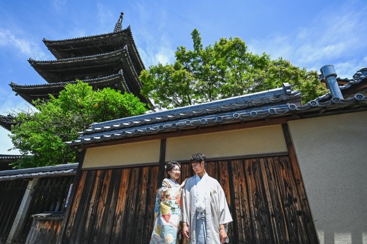 青空と建物を背景に和装前撮り
