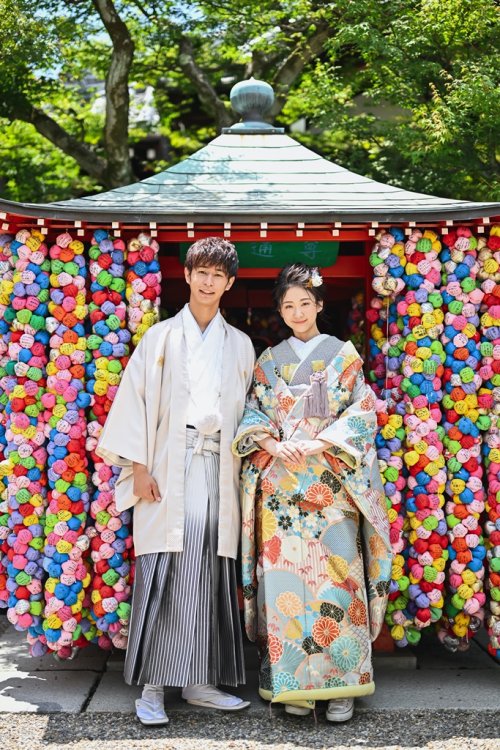 カラフルなバックで前撮り