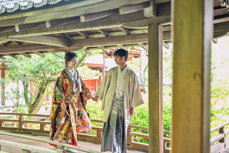 新婦の手をとり歩く新郎