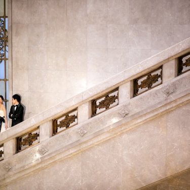 白を基調とした館内は洋館に迷い込んだような美しい仕上がりに