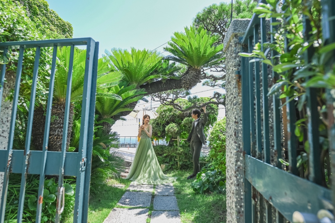 グッゲンハイム邸の玄関でポーズしてるふたり