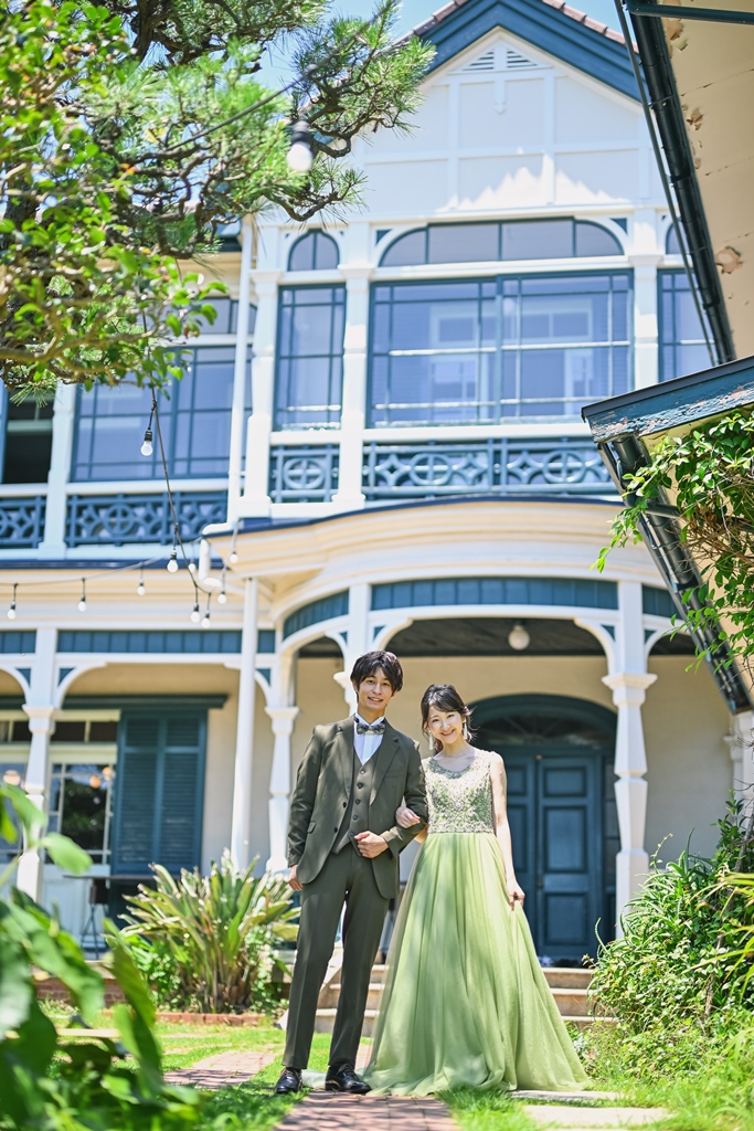 グッゲンハイム邸前で腕を組む新郎新婦