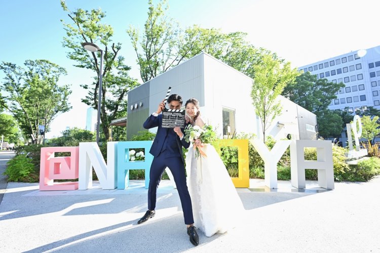 モニュメント前でポージング