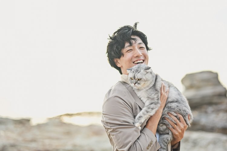 大好きな猫を抱きしめて