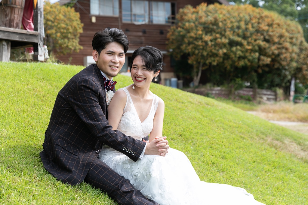 青々強い芝生の上で