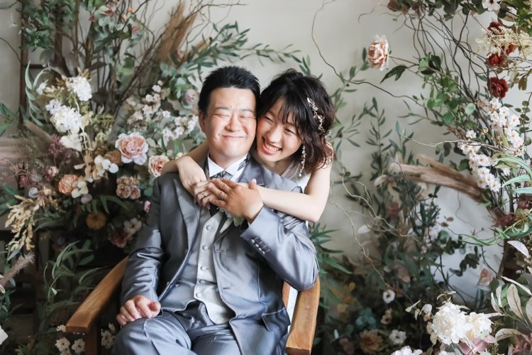 いっぱいのドライフラワーが飾られたスタジオで