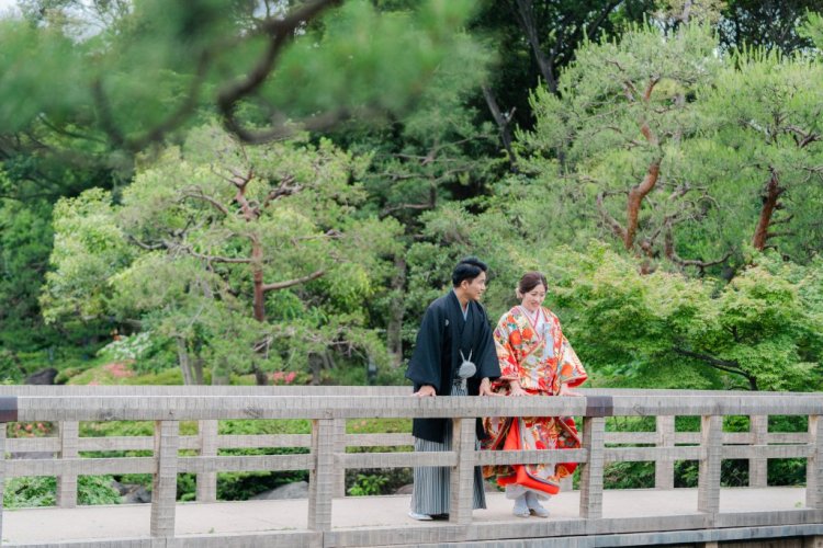 橋の上から景色を眺めて