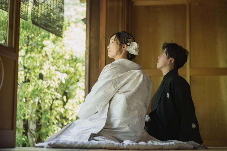 透明感あふれる白無垢を羽織って