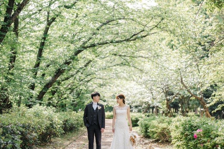 鮮やかな緑の木々の下で