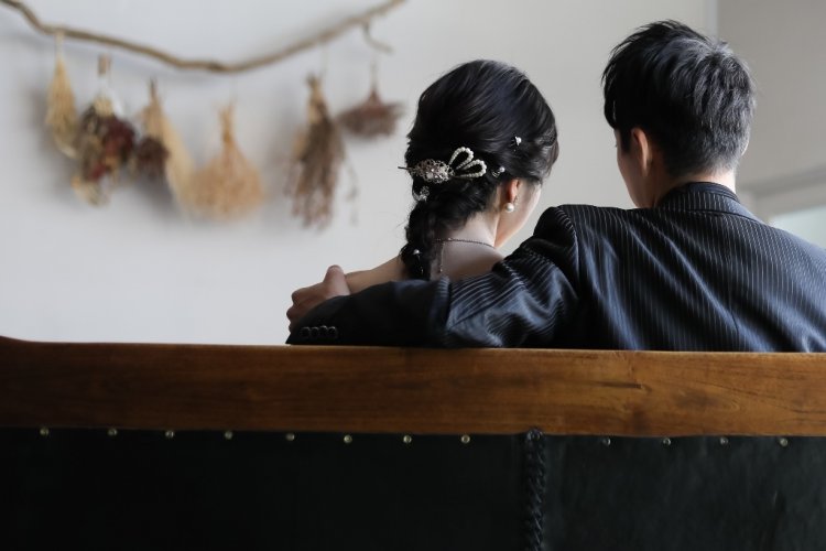 アンティークなソファに腰掛けて