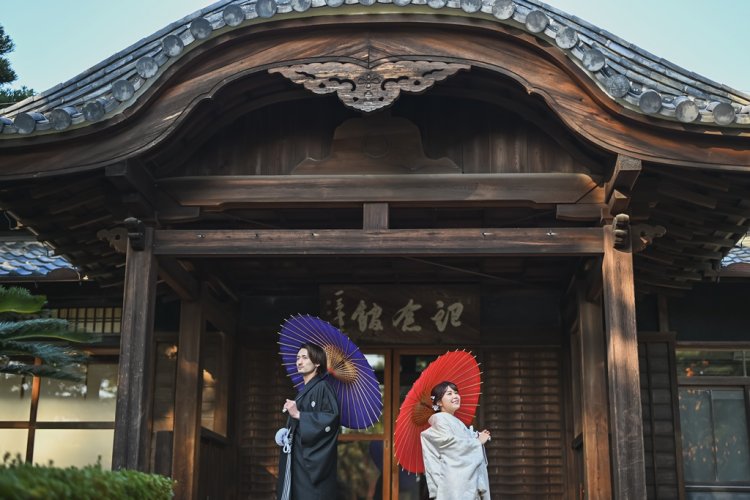 和傘を手に持ち背中合わせのシーン