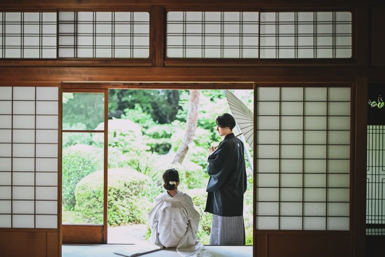 縁側から外を眺めて