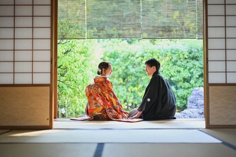 縁側から日本庭園をバックに