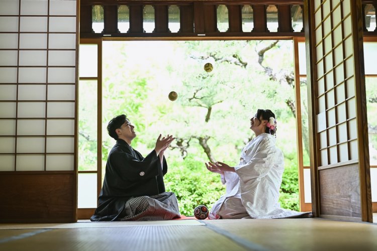 毬で遊ぶ様子も