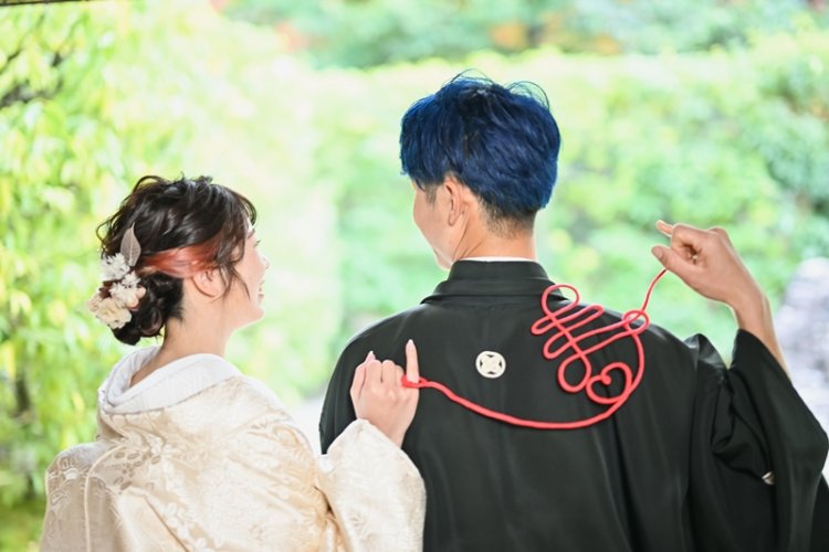 寿と書かれた赤い糸を使って