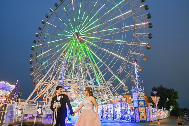 手をつなぎながら楽しそうな新郎新婦