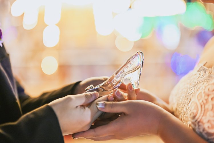 ガラスの靴を一緒に大事そうに持つ新郎新婦の手元