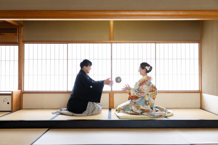 向かい合い毬で楽しそうに遊ぶ新郎新婦