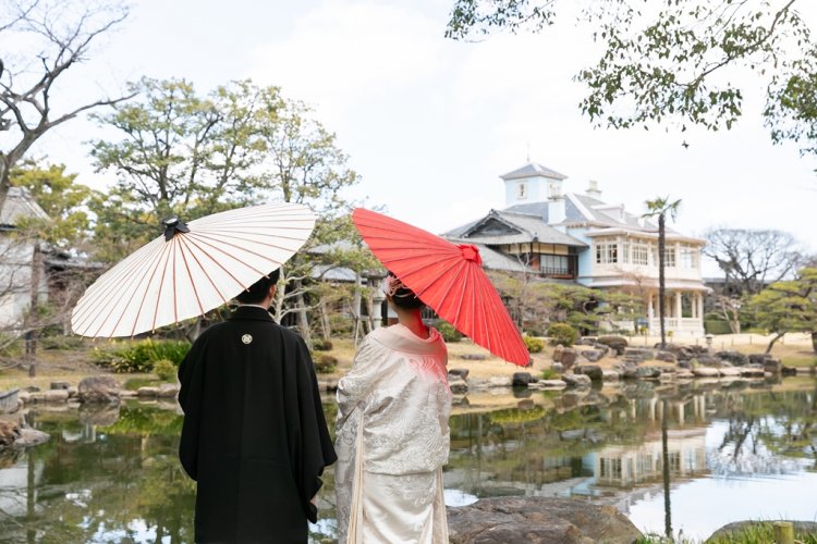 和装で人気のアイテム和傘もお貸出ししております