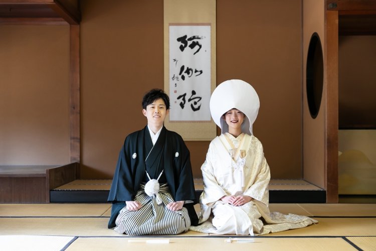 掛け軸のかかった重厚なお和室での撮影も