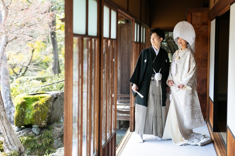 自然豊かな庭園を一緒に眺めて