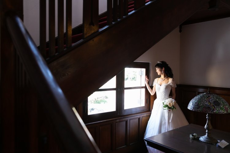 窓を眺める姿も絵になるご新婦様