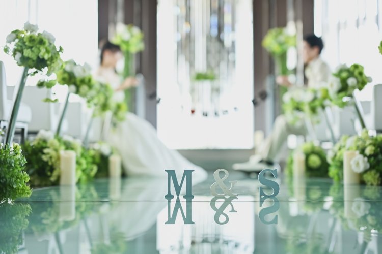 輝くチャペルでガーランドを持ち撮影