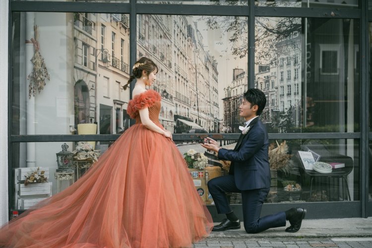 ヨーロッパの街並み風景の壁紙バックにプロポーズシーン