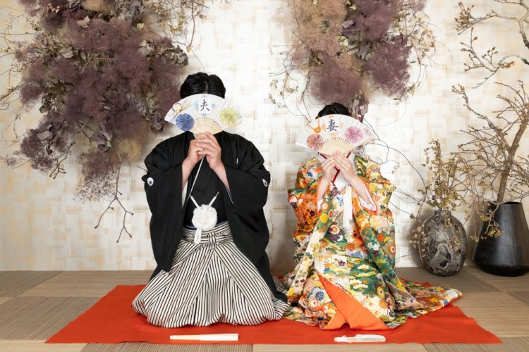 畳のスペースでの正座ショットも