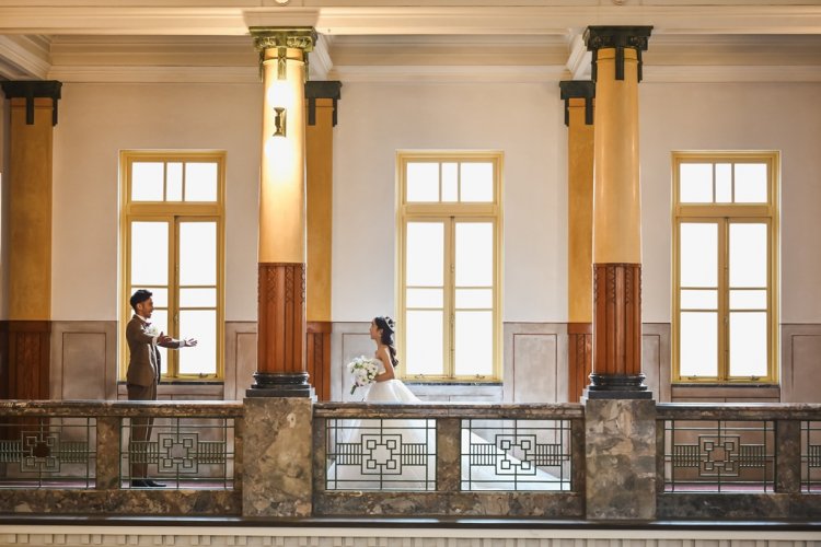 新郎のもとへ歩み寄るドレス姿の新婦