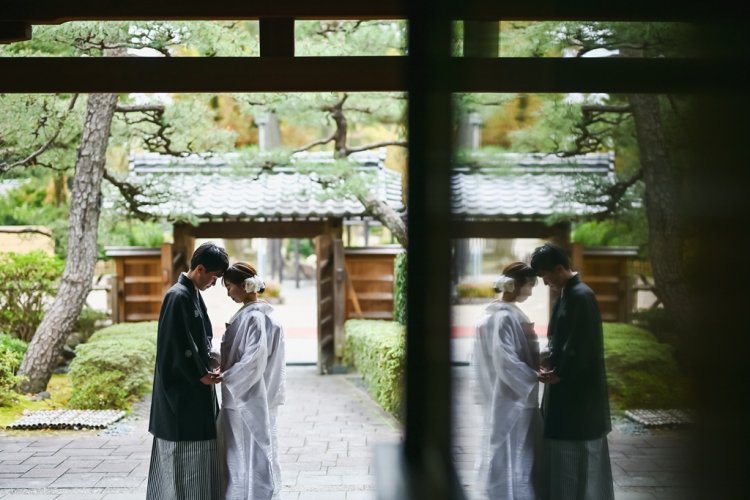 手を取りおでこを合わせる新郎新婦