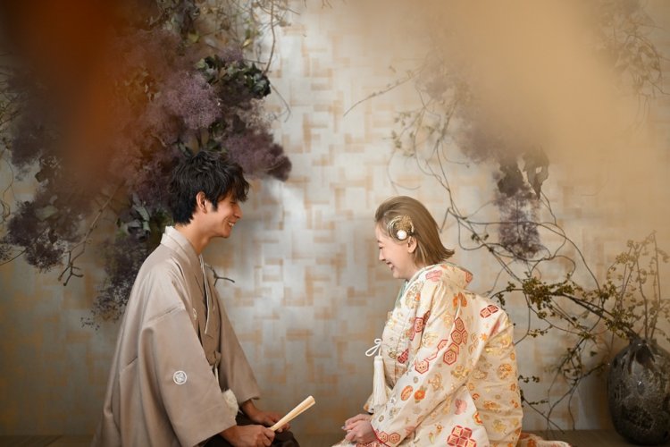 マリーゴールドの壁紙の和空間で和装撮影