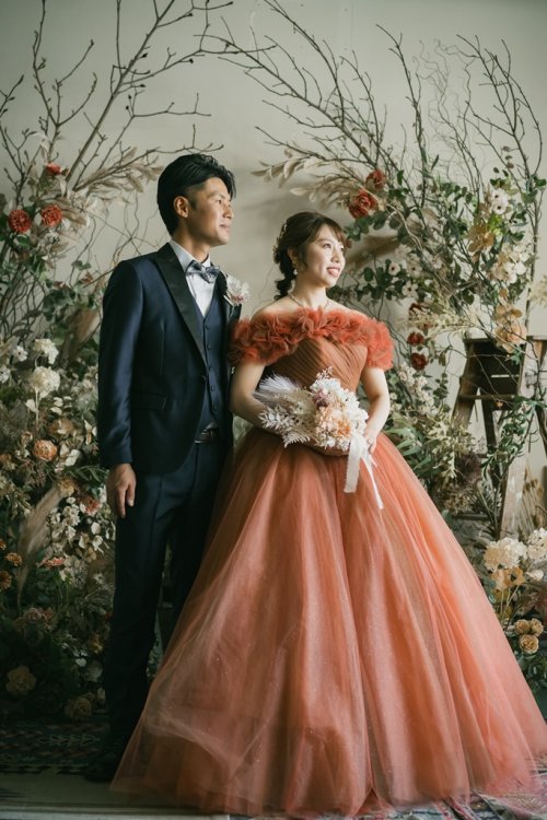 ドライフラワー前で2人並んで景色を眺める